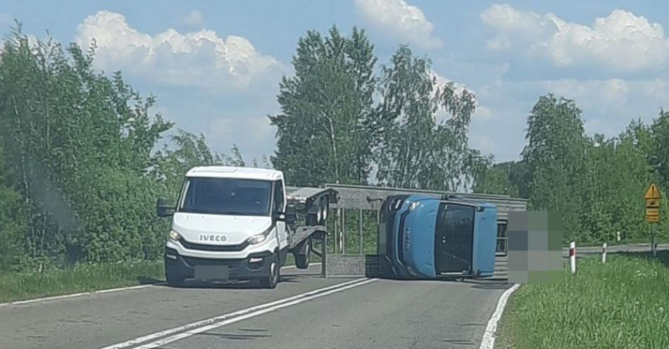 zdjęcie: Niedostosował prędkości przez co laweta przewróciła się z transportowanym busem / fot. KPP Włodawa