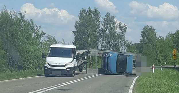 Niedostosował prędkości przez co laweta przewróciła się z transportowanym busem