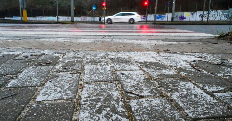 zdjęcie: IMGW: opady marznące w 14 województwach / Szczecin, 27.12.2025. Gołoledź w Szczecinie, 27 bm. Instytut Meteorologii i Gospodarki Wodnej wydał ostrzeżenia I stopnia w 14 województwach, przed powodującymi gołoledź marznącymi opadami deszczu lub mżawki. (mr) PAP/Marcin Bielecki