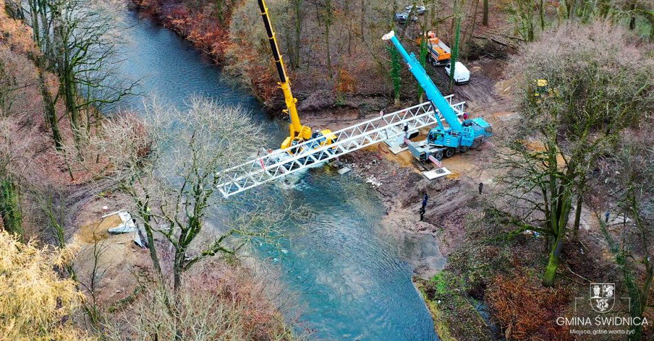 zdjęcie: Budowa kładki pieszo-rowerowej nad Bystrzycą w miejscowości Wiśniowa / fot. nadesłane