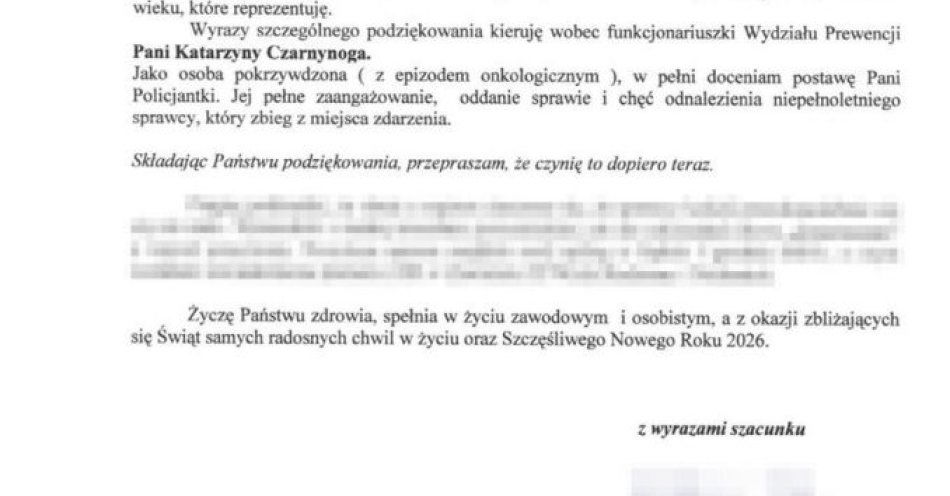 zdjęcie: Mieszkanka dziękuje zawierciańskiej policjantce za pomoc / fot. KPP w Zawierciu