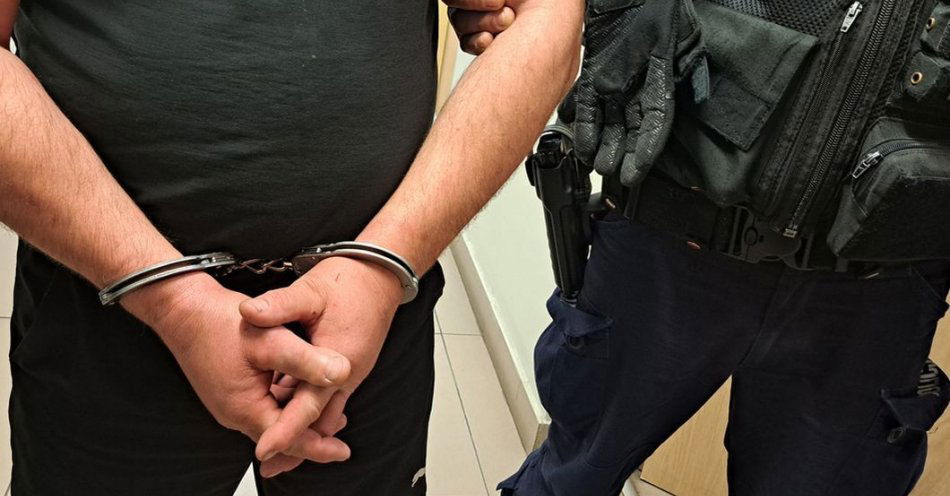 zdjęcie: Poszukiwani listami gończymi w rękach bielskich policjantów / fot. KPP Bielsk Podlaski