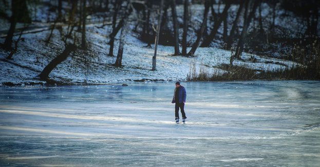 Na mazurskich jeziorach pojawili się łyżwiarze i wędkarze; ratownicy odradzają wchodzenie na lód