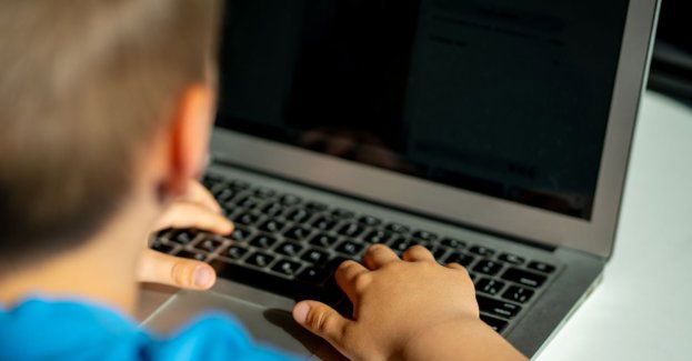 Hejterze nie jesteś bezkarny i anonimowy- policjanci edukują uczniów w Gostomi