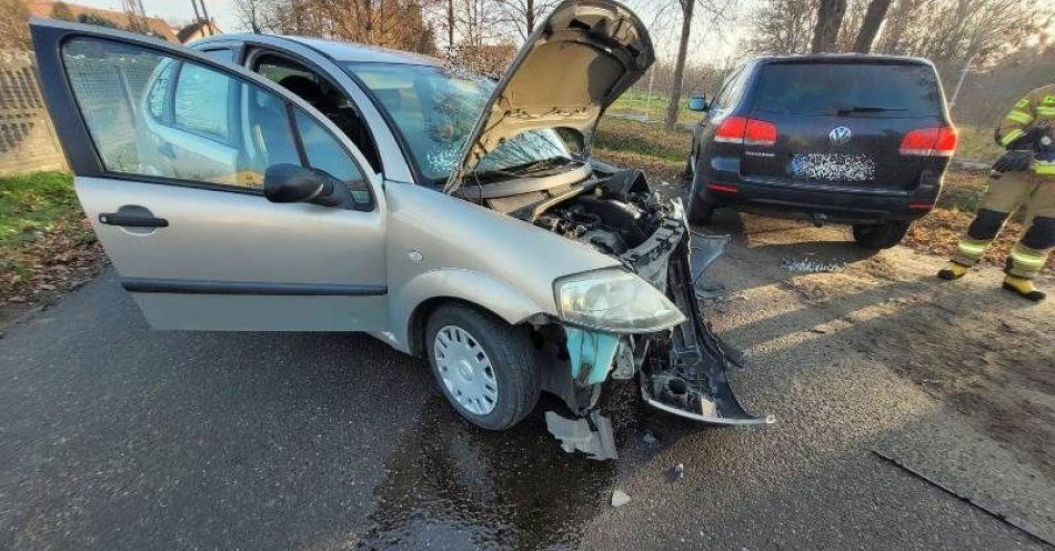 zdjęcie: Niebezpieczne zderzenie samochodów osobowych w Wałkowej / fot. KPP w Miliczu