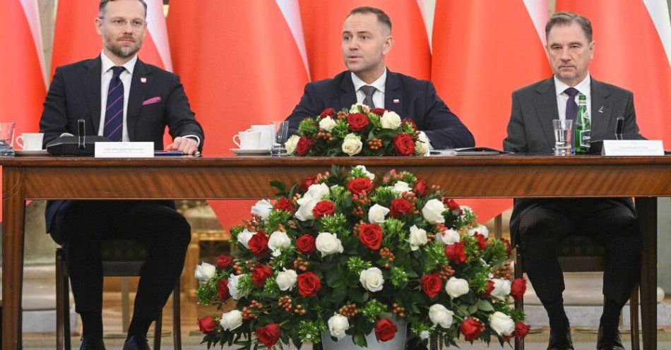 zdjęcie: Prezydent: dialog społeczny przeżywa regres; obywatele przestają wierzyć, że mają wpływ na państwo / Warszawa, 15.10. 2025. Prezydent RP Karol Nawrocki (C), szef KPRP Zbigniew Bogucki (L) i przewodniczący NSZZ Solidarność Piotr Duda (P) na posiedzeniu Rady Dialogu Społecznego, 15 bm. w Pałacu Prezydenckim w Warszawie. (mr) PAP/Marcin Obara