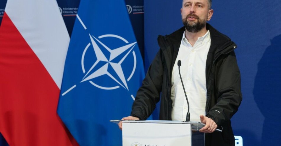 zdjęcie: Szef MON: w obliczu poważnych zagrożeń wojsko musi współpracować z cywilnymi szpitalami / Jeżewo, 20.10.2025. Wicepremier, minister obrony narodowej Władysław Kosiniak-Kamysz podczas konferencji „Szpitale przyjazne wojsku” na terenie Wojskowego Ośrodka Szkoleniowego Jeżewo w Jeżewie k. Zgierza, 20 bm. Po konferencji odbędą się ćwiczenia poligonowe z zakresu medycyny pola walki pn. „COMBAT EVAC SEQUENCE- Współdziałanie elementów ewakuacji medycznej - od zaistnienia urazu poprzez etapy ewakuacji medycznej” organizowane przez Wojskowe Centrum Kształcenia Medycznego z Łodzi. (sko) PAP/Ma