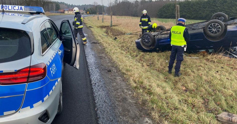 zdjęcie: Dachowanie na drodze wojewódzkiej w Siedliskach / fot. KPP w Wieruszowie