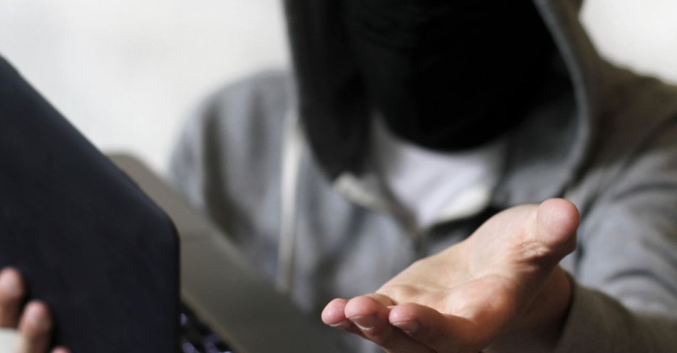 zdjęcie: Oszukiwał w internecie - krapkowiccy policjanci postawili mu blisko 130 zarzutów / v10307522