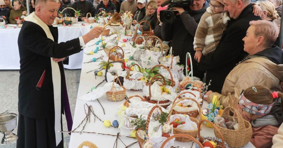 zdjęcie: Białystok: wielkanocne koszyczki z pokarmami poświęcone w centrum miasta i na stadionie / Białystok, 04.04.2026. Wielka Sobota. Metropolita białostocki abp Józef Guzdek podczas miejskiego święcenia pokarmów wielkanocnych dla mieszkańców na Rynku Kościuszki w Białymstoku, 4 bm. (jm) PAP/Artur Reszko