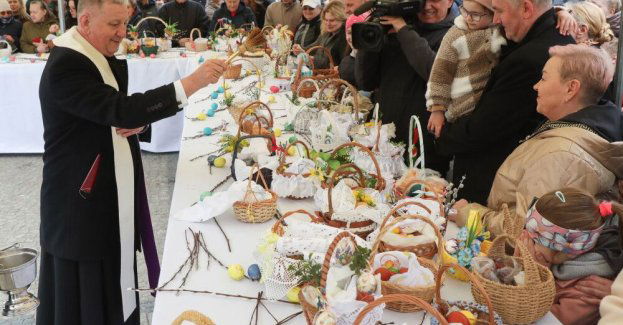 Białystok: wielkanocne koszyczki z pokarmami poświęcone w centrum miasta i na stadionie