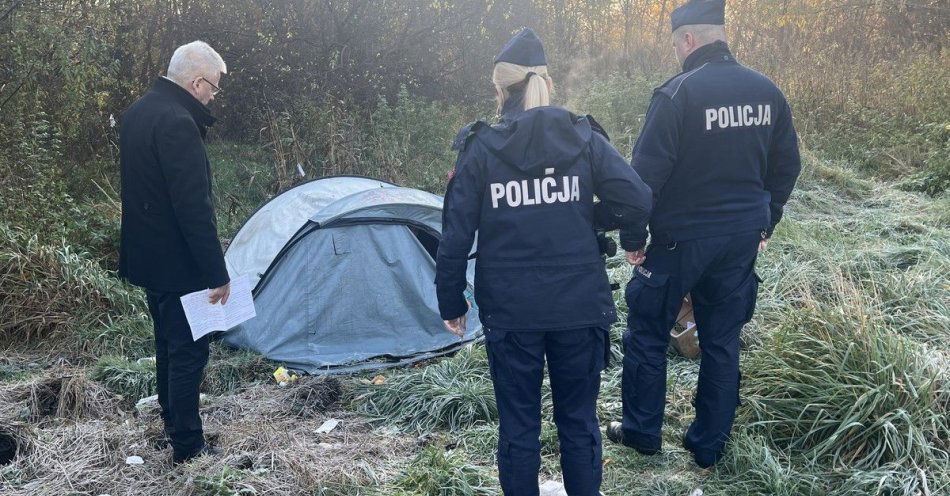 zdjęcie: Gdy temperatura spada policjanci pomagają osobom bezdomnym / fot. KMP w Koszalinie