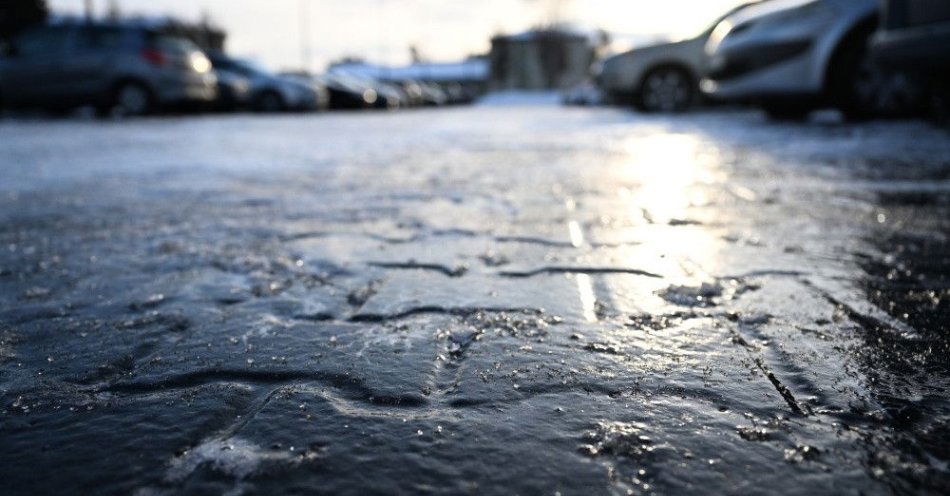 zdjęcie: Ślisko na ulicach Warszawy, pługoposypywarki w akcji / Rzeszów, 20.12.2022. Oblodzone ulice, 20 bm. w Rzeszowie. Opady marznącego deszczu i dodatnia temperatura spowodowały gołoledź w wielu regionach Polski. (ad) PAP/Darek Delmanowicz