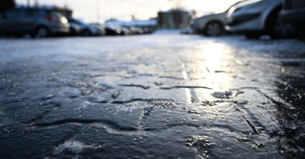 Ślisko na ulicach Warszawy, pługoposypywarki w akcji