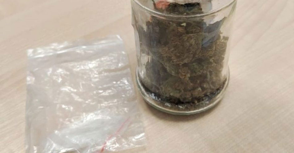 zdjęcie: Ze skarpety wystawał woreczek z nieznaną substancją / fot. KMP Białystok