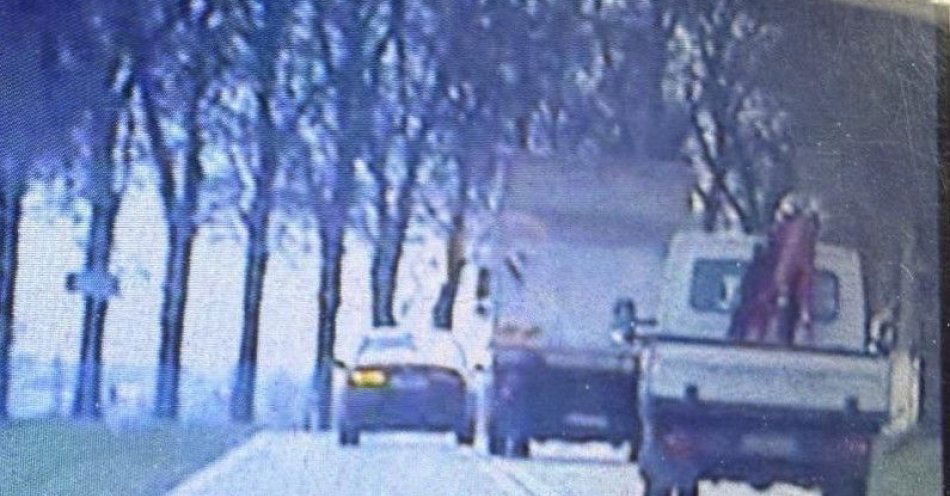 zdjęcie: Wyprzedzanie na zakręcie na wideokamerze. 1 tys. zł mandatu / fot. KPP Hrubieszów