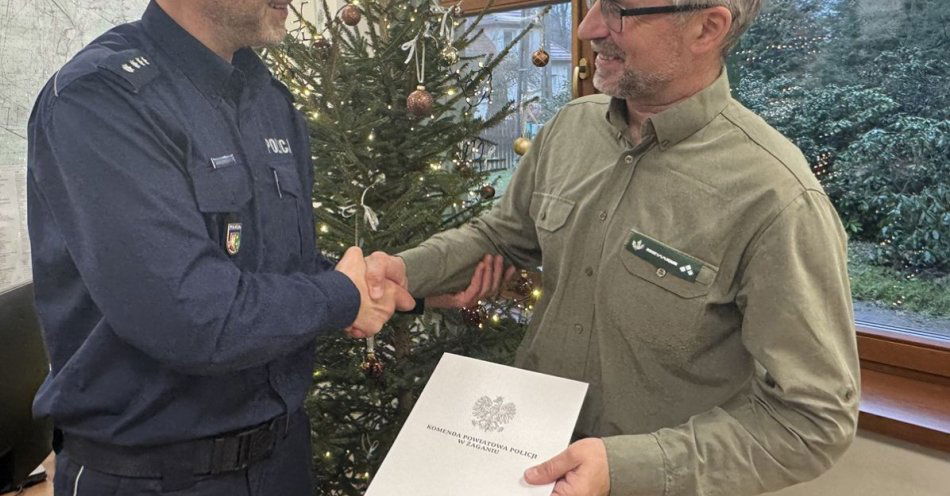 zdjęcie: Komendant dziękuje nadleśnictwom za finansowe wsparcie / fot. KPP Żagań