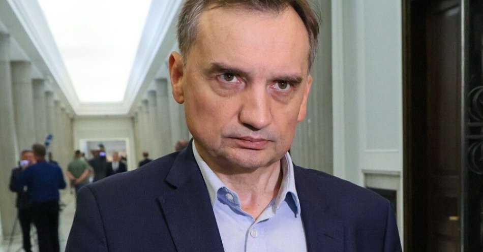 zdjęcie: Ziobro o swoim immunitecie: niczego nie będę się zrzekał / Warszawa, 23.07.2025. Poseł PiS Zbigniew Ziobro w drodze na salę plenarną Sejmu w Warszawie, 23 bm. Posłowie kontynuują prace nad rządowymi projektami deregulacyjnymi. Sejm rozpatrzy także projekt nowelizacji ustawy o podatku VAT. (amb) PAP/Paweł Supernak