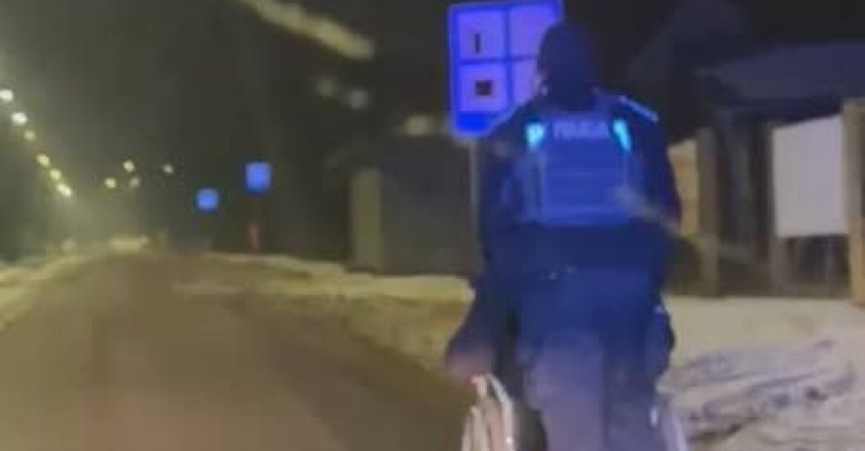 zdjęcie: Policjanci uratowali bezdomnych przed wychłodzeniem w Elblągu / fot. KMP w Elblągu Policjant pomagający mężczyźnie z niepełnosprawnością dostać się do Domu dla Bezdomnych