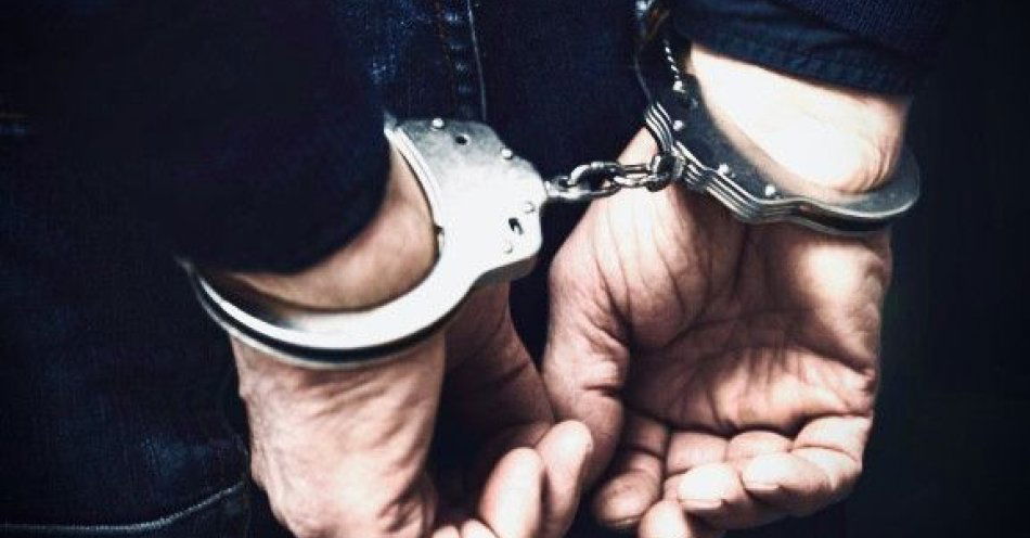 zdjęcie: Poszukiwany listem gończym zatrzymany w powiecie strzelińskim / fot. KPP w Strzelinie kajdanki