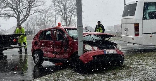 Zderzenie volkswagena z autobusem na drodze krajowej nr 22