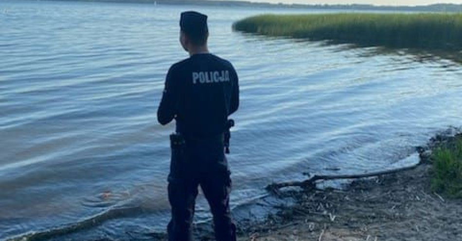 zdjęcie: Znaleziony pocisk artyleryjski w jeziorze Niegocin / fot. KPP w Giżycku