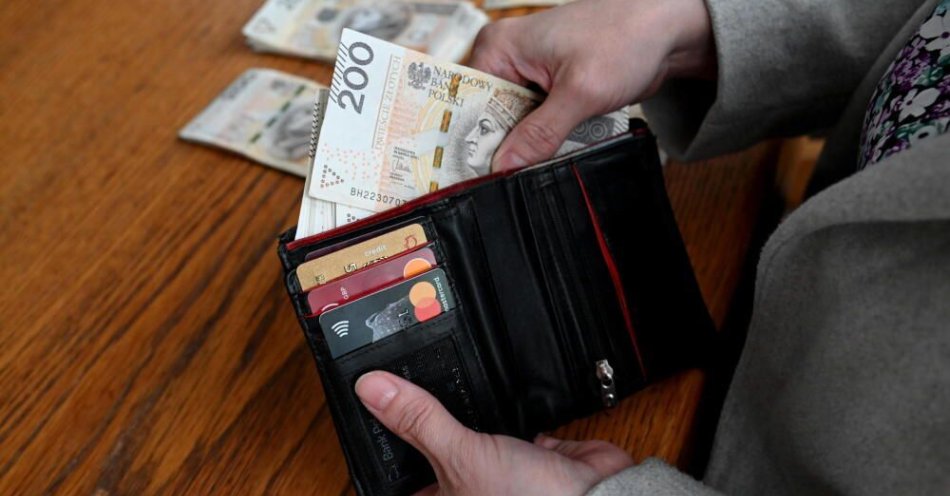 zdjęcie: Polacy częściej niż przeciętni Europejczycy korzystają z usług kilku banków / fot. PAP
