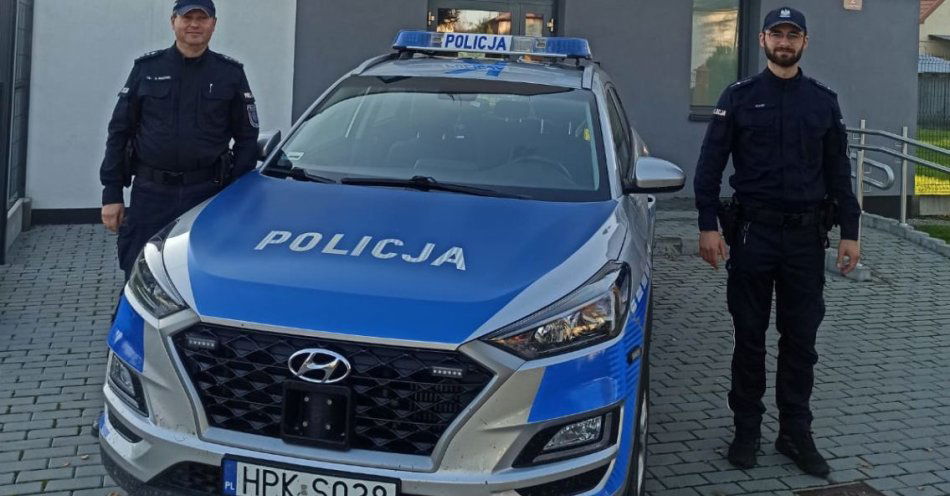 zdjęcie: Policjanci wyciągnęli kobietę z rzeki w Zagórzu / fot. KPP w Sanoku