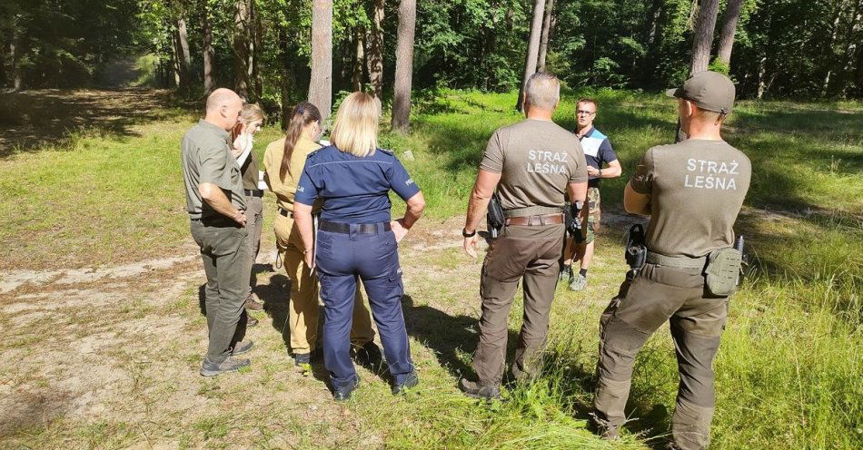 zdjęcie: Policjanci, strażacy i leśnicy wspólnie kontrolują obozy pod namiotami / fot. KPP w Wałczu
