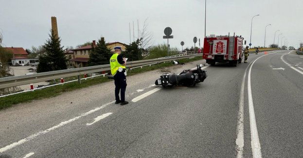 Policjanci pracowali na miejscu wypadku drogowego z udziałem motocyklisty.