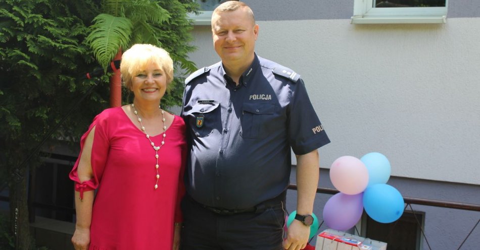 zdjęcie: Zgierscy mundurowi z prezentami dla podopiecznych domu dziecka w Dąbrówce Wielkiej. / fot. KPP w Zgierzu