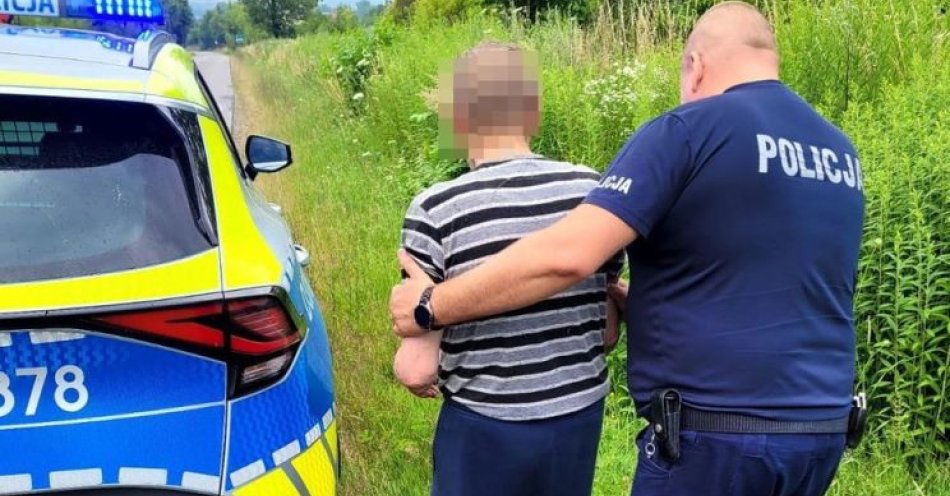 zdjęcie: 81-latek wyszedł z domu i nie wiedział jak wrócić. Pomogli policjanci z Kurowa i jego pies / fot. KPP Puławy