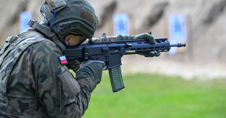 zdjęcie: Ekspert: modernizacja wojska w coraz większym stopniu oparta o dług; od 2028 r. pieniędzy może zabraknąć / Łańcut, 22.05.2025. Żołnierz strzela z karabinka Grot na strzelnicy w Łańcucie, 22 bm. (dd/awol) PAP/Darek Delmanowicz