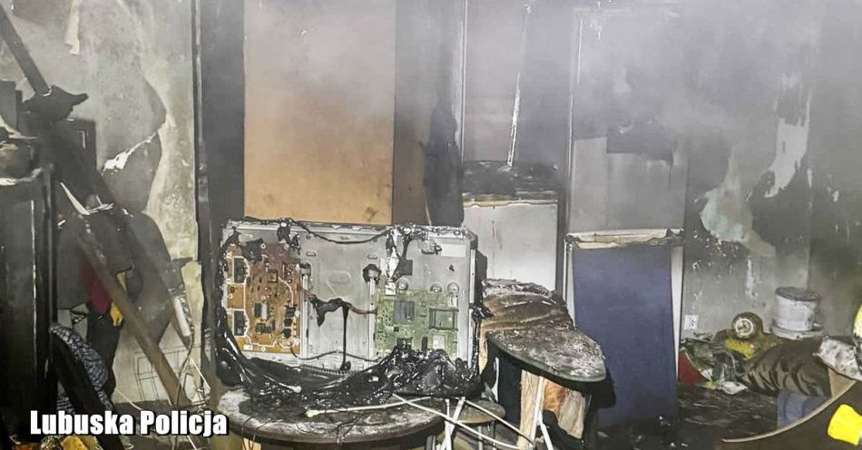 zdjęcie: Policjanci ewakuowali ludzi z płonącego budynku / fot. KPP Żagań