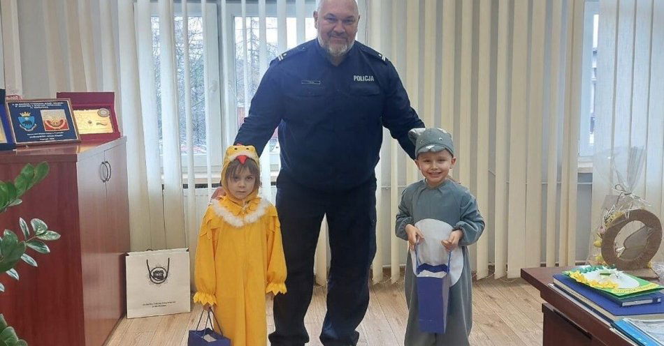 zdjęcie: Wielkanocna wizyta przedszkolaków w przemyskiej komendzie / fot. KMP w Przemyślu fot. KMP Przemyśl