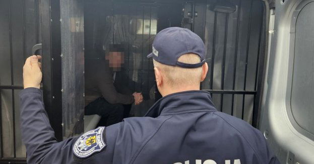 Przed policjantami próbował schować się w szafie