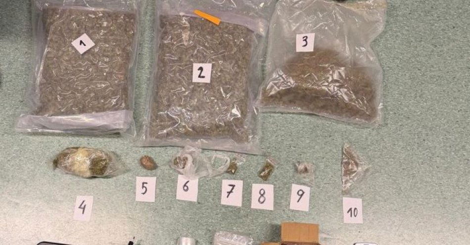 zdjęcie: Ponad 2 kg narkotyków znaleziono w garażu w Nowym Dworze / fot. KPP w Nowym Dworze Mazowieckim zabezpieczne narkotyki