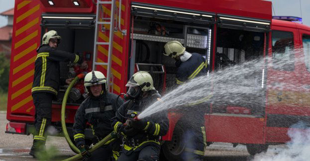 Strażacy drugi dzień gaszą pożar marketu budowlanego w Krośnie, a to jeszcze nie koniec