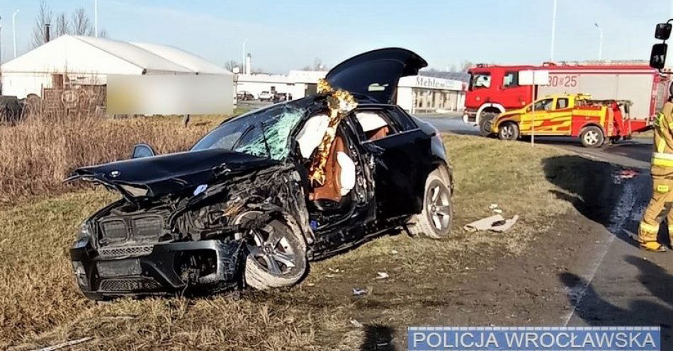 zdjęcie: Włączając się do ruchu, musimy zachować szczególną ostrożność. Niebezpieczne zdarzenie na DK8 / fot. KMP w Wrocławiu