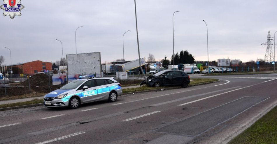 zdjęcie: Kierując osobowym Citroenem uderzyła w ciężarówkę / fot. KMP Zamość