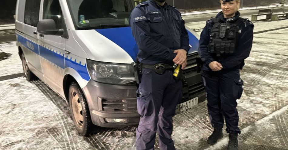 zdjęcie: Policjanci uratowali nastolatkę stojącą na moście / fot. KMP w Szczecinie