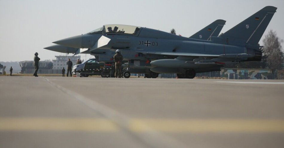 zdjęcie: Zakończyła się misja niemieckich myśliwców, pełniących dyżur w Malborku w ramach misji NATO / Malbork, 11.03.2026. Niemieckie myśliwce wielozadaniowe Eurofighter Typhoon podczas dnia prasowego w 22. Bazie Lotnictwa Taktycznego w Malborku, 11 bm. Wydarzenie zostało zorganizowane z okazji wizyty Naczelnego Dowódcy Niemieckich Sił Powietrznych generała porucznika Holgera Neumanna. (jm) PAP/Leszek Szymański