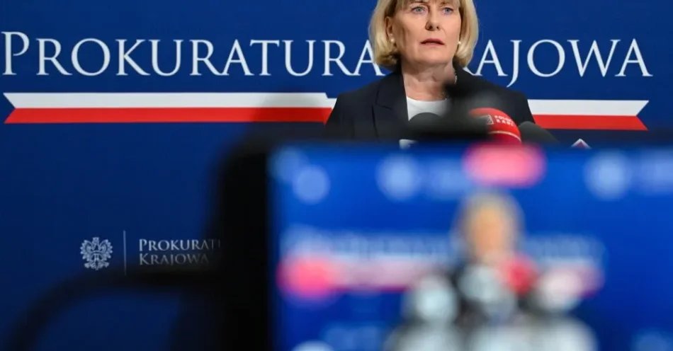 zdjęcie: Rzeczniczka PG: prokuratura chce przesłuchać prezydenta jako świadka ws. niedopuszczenia sędziów TK do orzekania / Warszawa, 27.07.2026. Rzecznik prasowy Prokuratora Generalnego, prokurator Anna Adamiak podczas konferencji prasowej w siedzibie Prokuratury Krajowej w Warszawie, 27 bm. Briefing dot. wniosku o ekstradycję podejrzanego Zbigniewa Ziobry. Polityk jest podejrzany w śledztwie dot. Funduszu Sprawiedliwości; przebywa w USA od maja tego roku. (ad) PAP/Radek Pietruszka