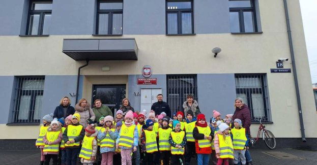 Uczniowie z Radkowa odwiedzili komendę we Włoszczowie