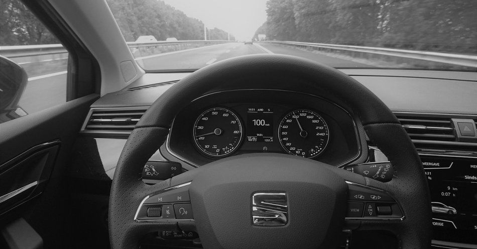 zdjęcie: 128km/h przez miasto, ze zbitą szybą i bez prawa jazdy / pixabay/3719351