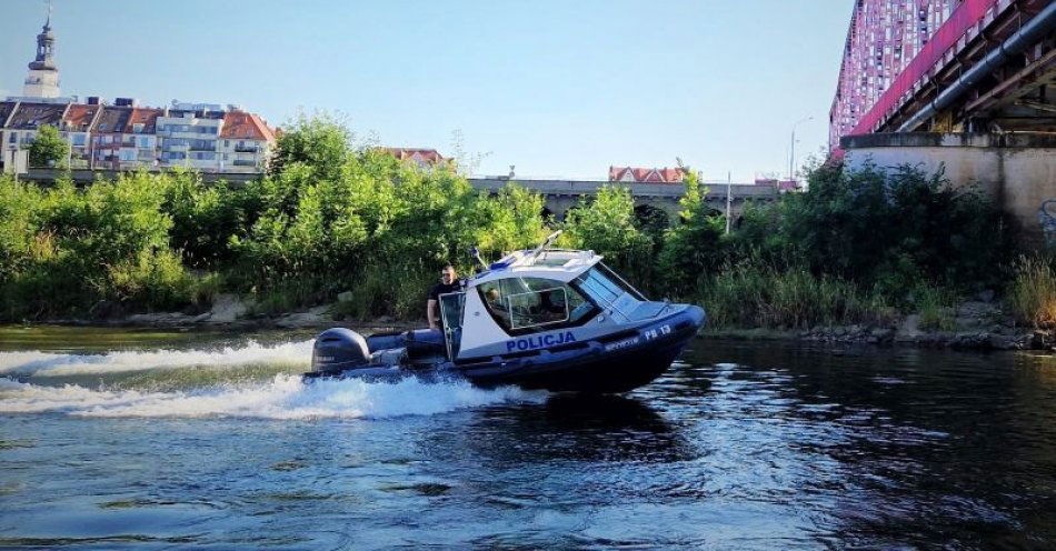 zdjęcie: Głogowscy policjanci pełnią służbę także na wodzie / fot. KPP w Głogowie