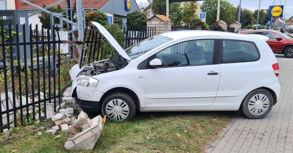 zdjęcie: Pechowy piątek 13-tego. Kierująca volkswagenem wjechała w ogrodzenie / fot. KPP w Szczytnie