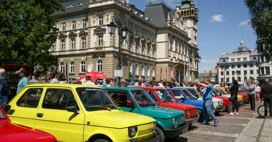 zdjęcie: Fiat 126, popularny maluch, świętuje pięćdziesiątkę / fot. PAP