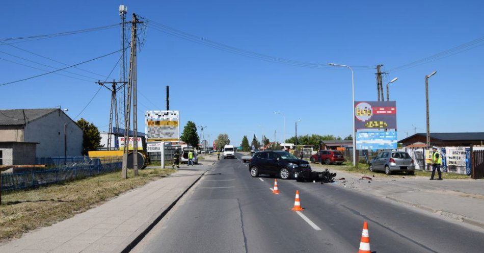 zdjęcie: Wypadek z udziałem osobówki i motocyklisty / fot. KPP w Bełchatowie