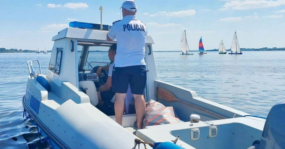 zdjęcie: Policjanci i ratownicy czuwają nad bezpieczeństwem osób wypoczywających nad Jeziorskiem / fot. KPP w Poddębicach